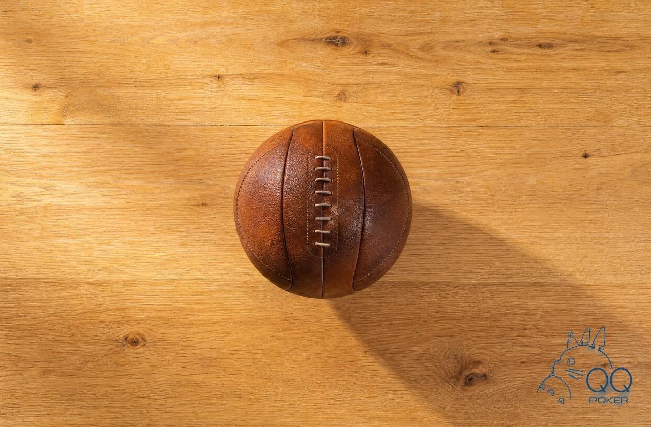 木桌上的一只棕色皮革速度球